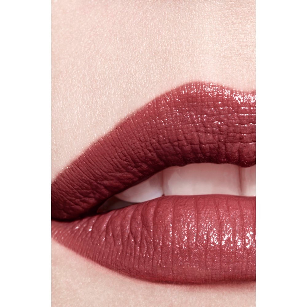 LA BARRA DE LABIOS SATINADA DE LARGA DURACI&Oacute;N, TRATAMIENTO HIDRATANTE Y ALISANTE